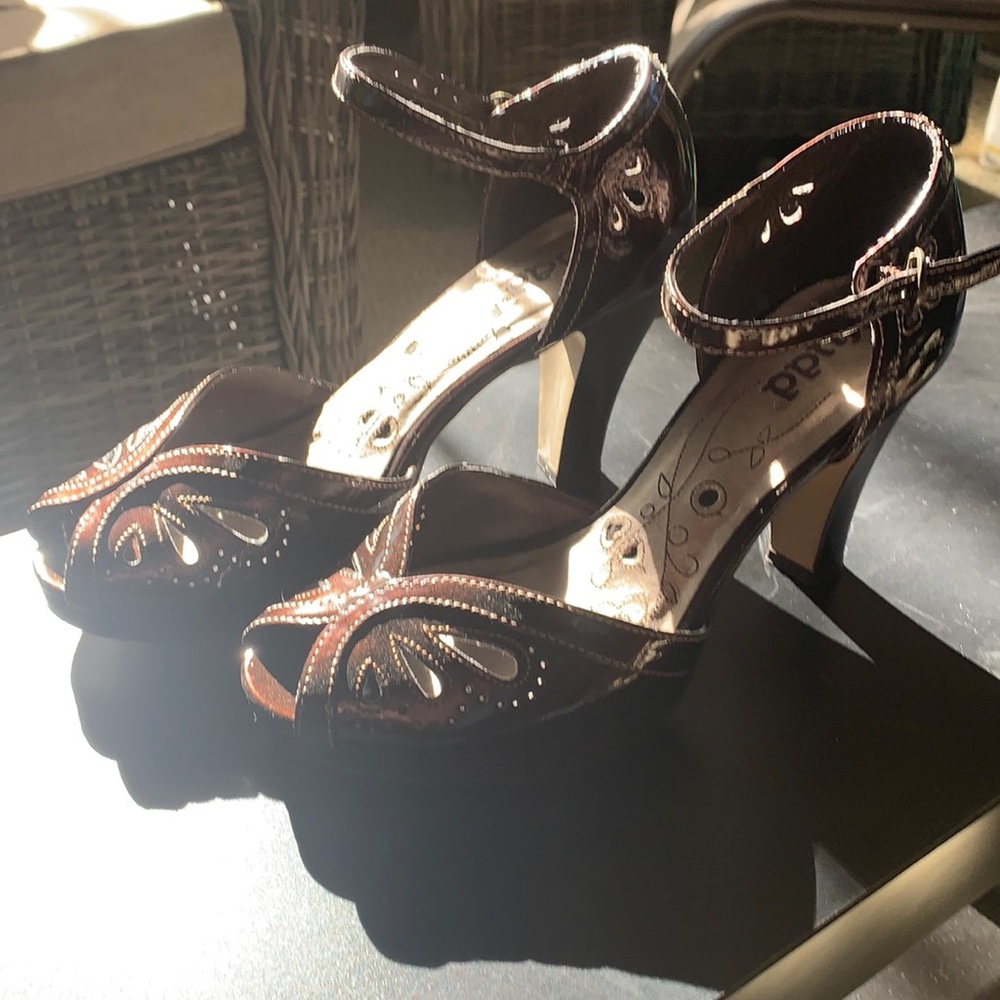 Mudd Candor Iridescent Burgundy Peep Toe Sandals  size 7M - 3-1/2” Heel
